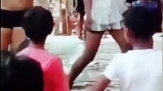 Индийская девушка танцует обнаженной на сцене - порно видео