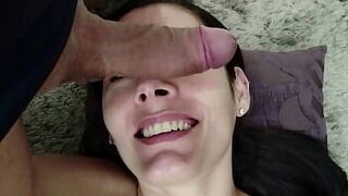 Старая шлюшка наслаждается членом молодого мужчины - порно видео