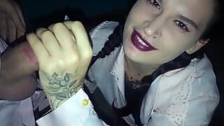 Школьница стоя на коленях делает минет незнакомцу в секции своего дома - порно видео