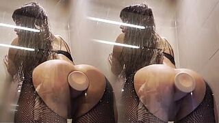 Брюнетка скачет на дилдо в ванной - порно видео