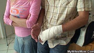 Он трахает горячую мамку подруги в нижнем белье - порно видео