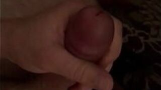 Играю с моим большим членом и дою огромную порцию спермы на себя - порно видео