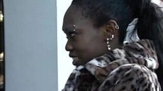 Шоколадную крошку сняли для секса - порно видео