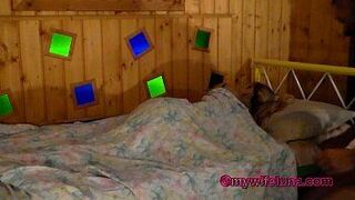 Красивая грудастая мамочка трахается и трахается в жопу с другом сына, пока он отдыхает - порно видео