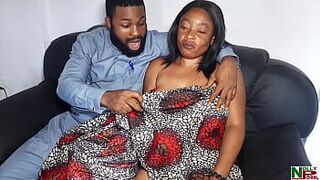 Я показал своему другу любовь, пригласив его прийти и трахнуть свободную зрелую киску милфы в ее доме - порно видео