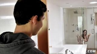 сводный брат трахает свою возбужденную в ванной - порно видео