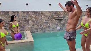 Секс вчетвером в бассейне - порно видео