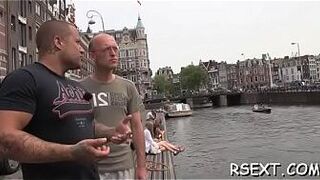 Стройной крошке вылизывают ее сладкий лысый персик от азарта - порно видео