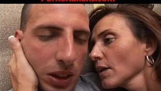 Зрелая итальянская милфа - возбужденная мама трахает паренька - порно видео