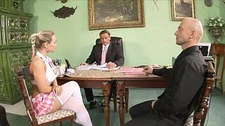 Огромный хуй заполняет идеальную юную пизду по соседству Миа Леоне - порно видео