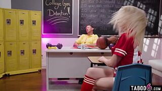 Шмели из колледжа Хлоя Кей и Иззи Уайлд трахаются с тренером в тройничке - порно видео