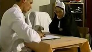 Монахиню фистили и трахнули в больнице - порно видео