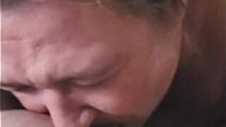 Толстушка сосет хуй вкусняшкам - порно видео