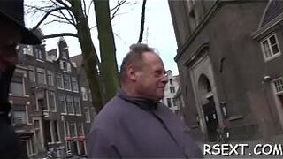 Похотливый старый чувак отправляется в путешествие по кварталу красных фонарей Амстердама - порно видео