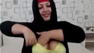 Танец сисек от милфы из ОАЭ умму джамиль соблазняет молодого паренька перед вебкамерой - порно видео