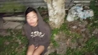 Кормлю и брею молодую бездомную азиатскую уличную девушку после того, как нашла ее в грязных трущобах она пользуется очками моей мачехи - порно видео