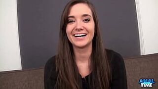 Шатенка милашка Джиа Пейдж принимает анальный кримпай в эту горячую круглую задницу - порно видео