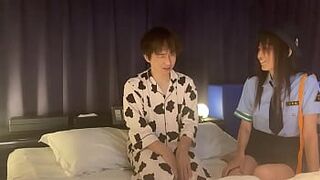 Женщина-полицейский [Без цензуры] Когда я вел мальчика, вызывающего доставку здоровья, в отель для свиданий... Ах! ! ! - порно видео