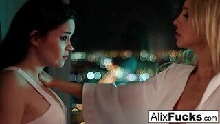 Аликс Линкс соблазняет доставщицу из отеля - порно видео