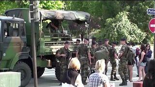 Экстремальная публичная секс-оргия в тройничке с Эйфелевой башней - порно видео