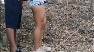 Трахаю свою подругу на холме - порно видео