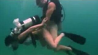 Подводное плавание с аквалангом - порно видео