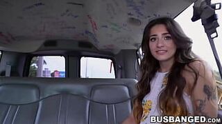 Тинку с большой задницей обманул сексуальный извращенец для причудливого секса в машине - порно видео