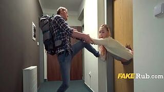 Жареная коса, застрявшая в двери - порно видео