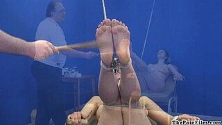 Порка ступнями и фут-фетиш бондажной крошки в хардкорном бдсм в любительском видео - порно видео