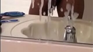ОГРОМНЫЙ выстрел спермой - порно видео