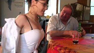 Вуайеристская папочка в гэнгбэнге с тинкой - порно видео