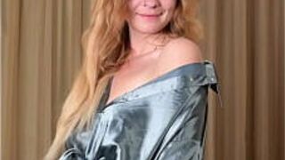 Хейзел Эш примеряет демонстрирует странные штаны для йоги леггинсы, блестящую рубашку и сапоги туфли шпильки на высоком каблуке - порно видео