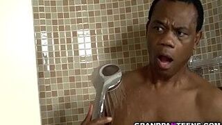 Полина Свит была удивлена, когда увидела огромный черный член дедушки Карлоса и она хочет, чтобы он выебал ее тугую юную дырочку и начала с ним быстрый секс. - порно видео