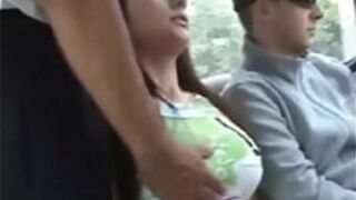 Сногсшибательную тинку с большими сиськами нащупали в автобусе! - порно видео